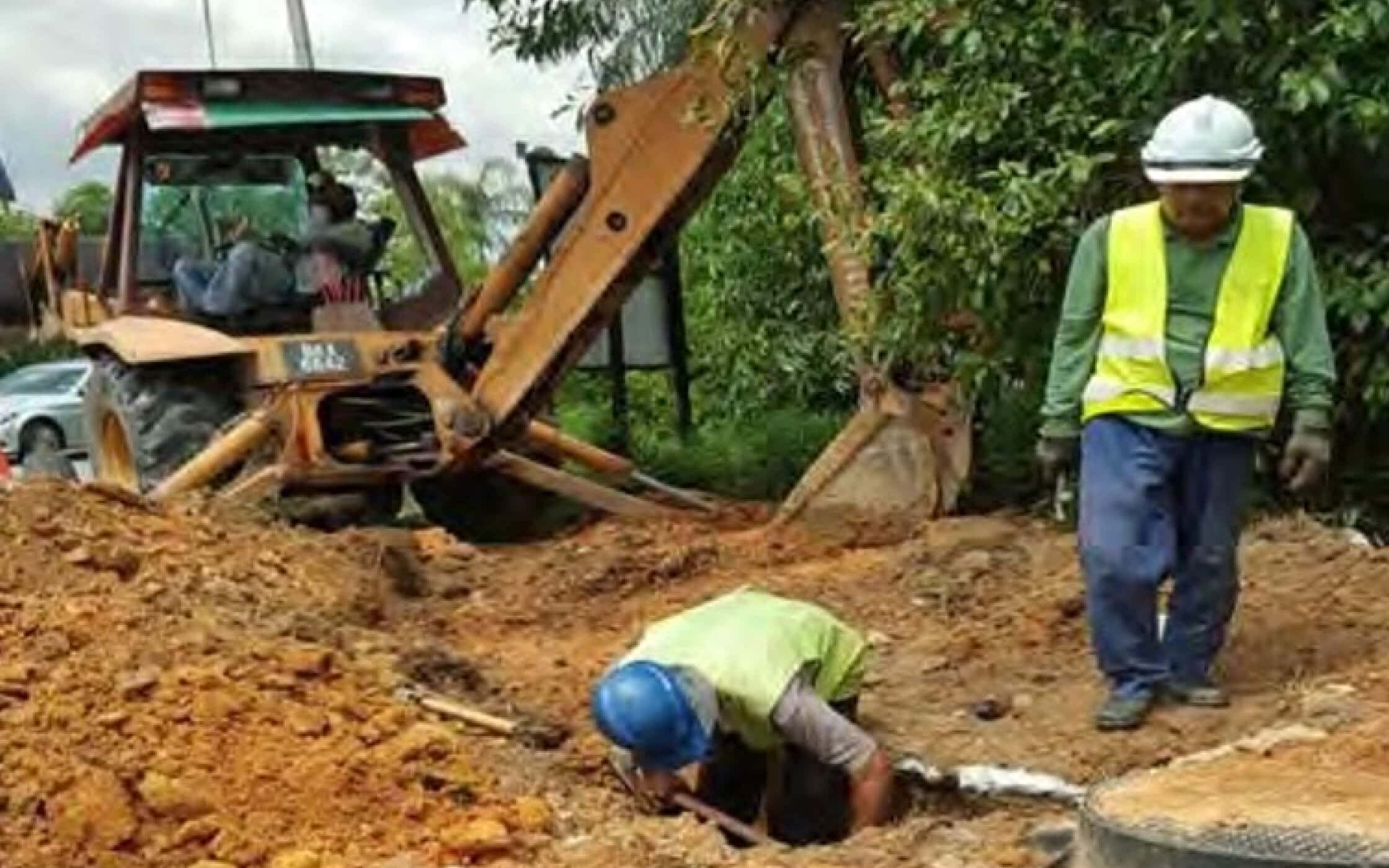Telecommunications, Infrastructure & Services 13 Installation of lead-in pipe to a manhole at Bersraya